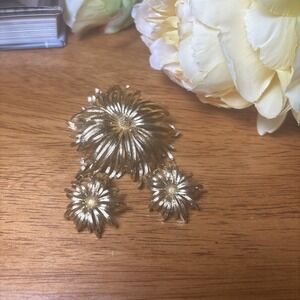 Vintage MONET Set Gold Tone Earrings STARBURST Golden Flower‎ Clip On And Brooch